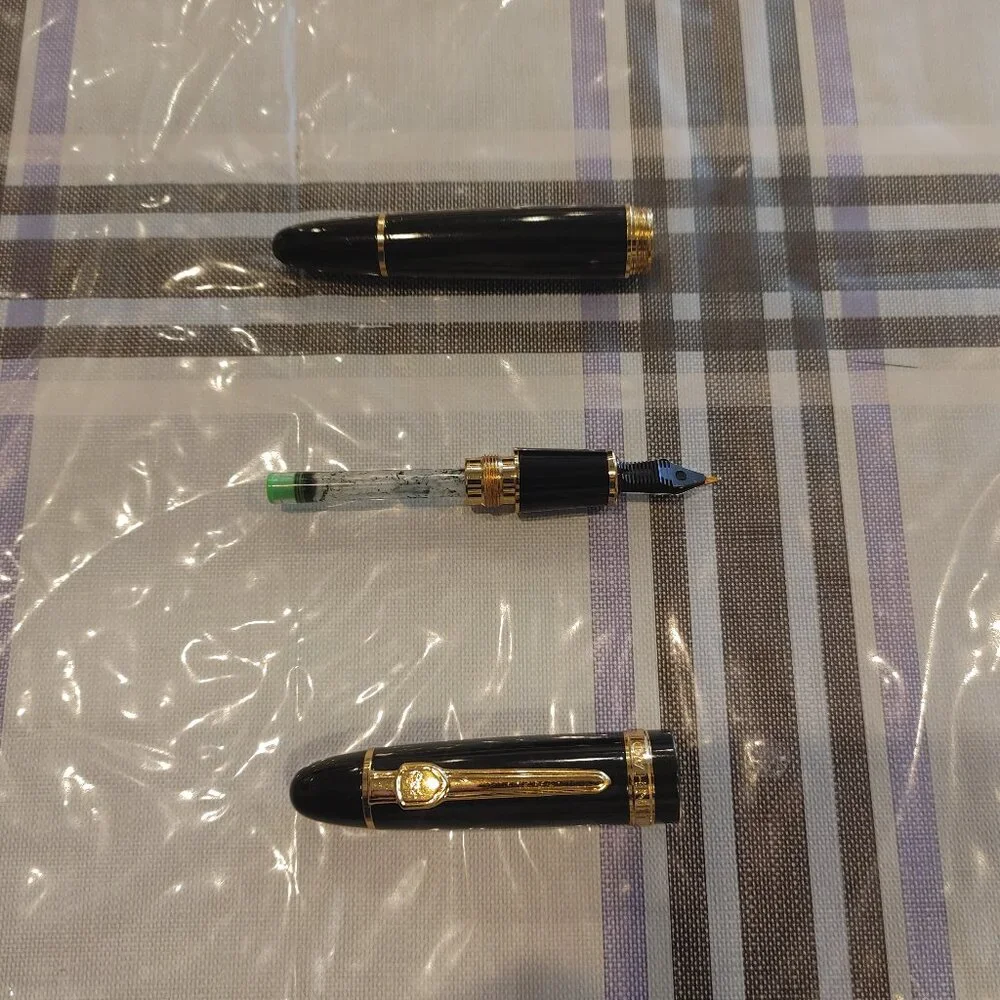 Fountain Pen color: Black and Gold